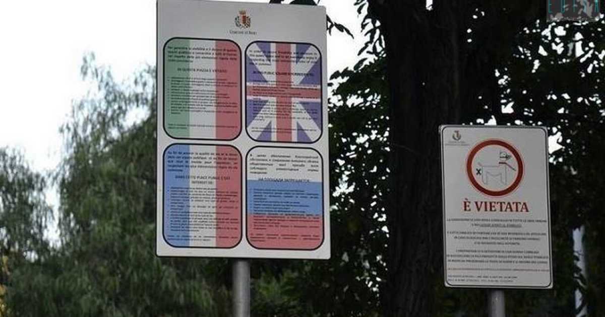 Bari, quanti errori in Piazza Umberto: cartelli multilingua scritti con i piedi